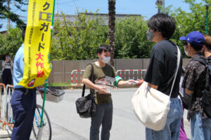 警察署の方と一緒に自転車の鍵をかけるよう指導