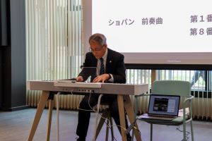 ショパンを奏でる竹村学長