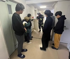 屋内の消火栓の確認をする学生たち